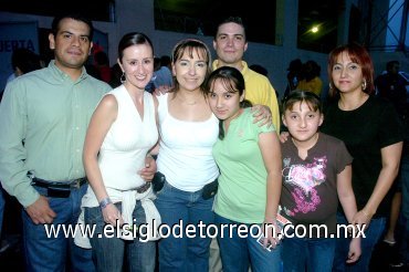 08072007
Carlos y, Alejandra de Rodríguez, Janeth, Paola y Yemile Carlos, Roberto Garza y Claudia Carlos.