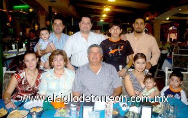 08072007
Jesús Wilebaldo Betancourt celebró su cumpleaños con su esposa Graciela Gámez, sus hijos Willy, Osvaldo, Daniel y Eduardo; sus nueras Yéssica y Estrella, así como sus nietos
