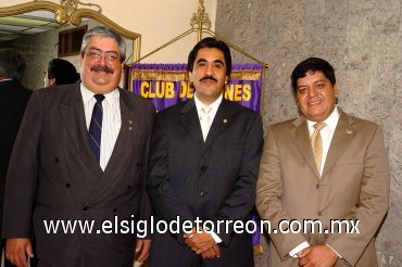 08072007
Emigdio Hernández, presidente entrante del Club de Leones de Torreón, acompañado de los integrantes de su mesa directiva, Guillermo Romero y Óscar Soto.