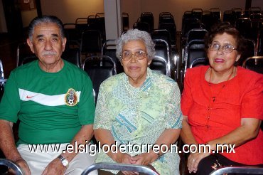 08072007
Ernesto Sifuentes, Ludivina Pérez y Juana María de González.