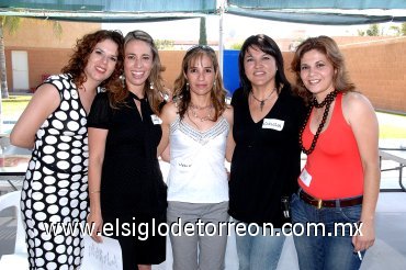 08072007
María Estela Morales, Gaby Sánchez, Nelly Díaz, Claudia Castillo y Pilar Perea, del  comité organizador.