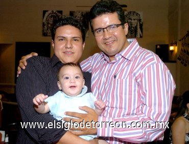 08072007
Raúl Duarte Salazar, Raúl Duarte Torres y Raúl Duarte Wiley, forman parte de tres generaciones de estimados laguneros.