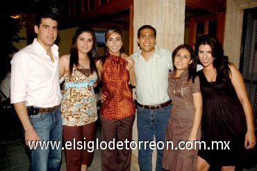 08072007
Raúl Martínez y Mayela Barajas junto a sus amigos Rogelio y Nydia Martínez, Vanesa Barajas de Berumen y Maribel Barajas.