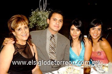 11072007
Carmen López Nava, Hugo Vázquez López, Yuri Vázquez López y Yunven Vázquez López.