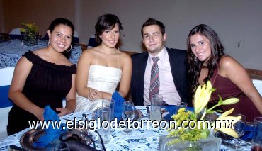 11072007
Isabella Huyer, Víctor Salmoria, Ana Vilela y la reina entrante Anet Ayup.