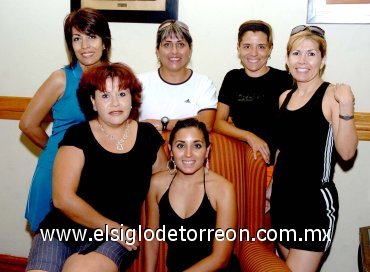 11072007
Mayra Muñoz con de Vero Zamora, Verónica Barreto, Silvia Magaña, Ángeles del Río y Lourdes Arriaga, en la fiesta de despedida que le ofrecieron por su cambio de residencia al extranjero