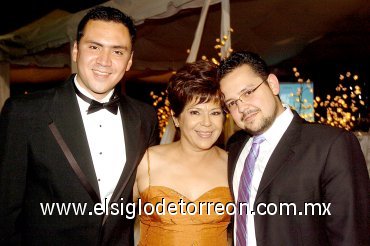 11072007
Silvia Martínez de López acompañada de Gerardo López y Carlos Valle Martínez.