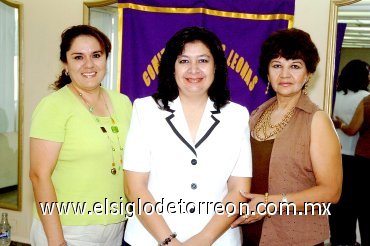 12072007
Leticia Teresa Gallardo de Hernández, nueva presidenta de las Damas Leonas de Torreón, acompañada de Pily Zapien de García y María del Carmen de Sandoval.