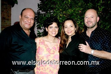 12072007
Luis y Lupita junto a los organizadores de su despedida, Rodolfo Garza Solares y Sandra Luz García de Garza.