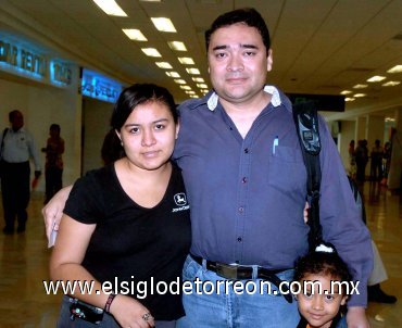 05072007
Anaximandro González viajó a San Luis Potosí, la despidieron Paulina y Brenda González.
