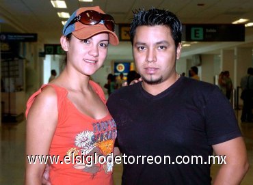 05072007
Omar Martínez viajó a Monterrey, lo despidió Imelda Martínez.
