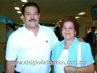 06072007
Herlinda Ruelas de Valenzuela viajó a Chicago, la despidió José Ángel Valenzuela.