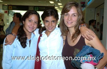 06072007
Marlin de Pérez Gavilán y Mary Pérez viajaron a Celaya, las despidió Fernanda Pasquel.