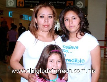 07072007
Miriam Castillo y Ana Karen Ramírez viajaron a Tijuana, las despidió Nancy Díaz.