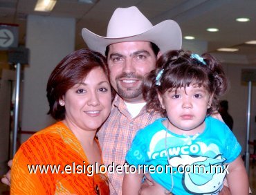 07072007
Víctor Heredia, María Elena de Heredia y Valeria Heredia viajaron a Tijuana.