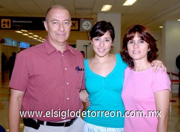 08072007
Anet Ayup viajó a Mazatlán, la despidieron Gerardo y Astrid Ayup.