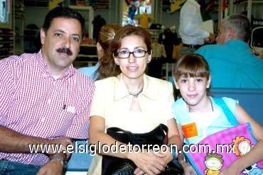 09072007
Lucía Quintanar viajó a San Diego, la despidieron Enrique y Celina Quintanar.