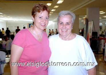 10072007
Delia de Gómez viajó a México y la despidió Loly de Fernández.
