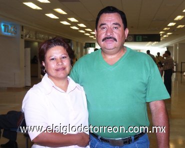 10072007
José Ángel Aviña viajó a México y lo despidió Martha Guerrero.