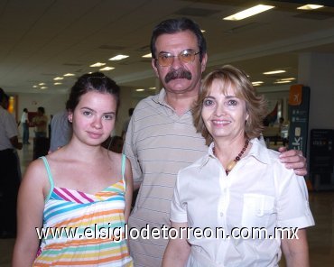 12072007
Eduardo, Olga y Ethel Villarreal viajaron a Puerto Vallarta.