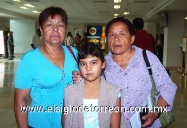 12072007
Juana Torres viajó a Chicago, la despidieron Mary Carmen Rivera y Luisa Rangel.