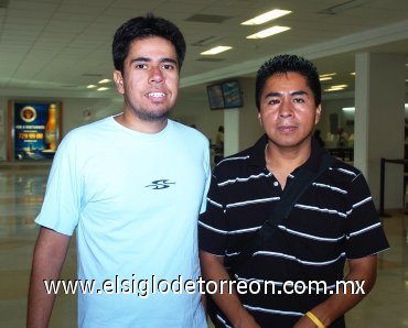 12072007
Noé Mendieta viajó con destino a Los Ángeles, lo despidió Ignacio Haro.