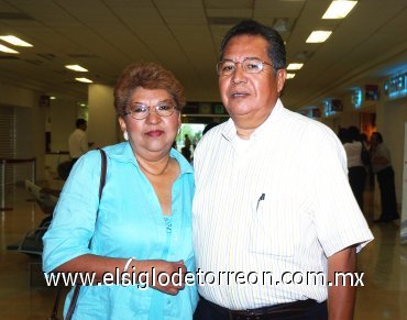 12072007
Sara Martínez de Hernández viajó a Los Ángeles y fue despedida por Carlos Martínez.