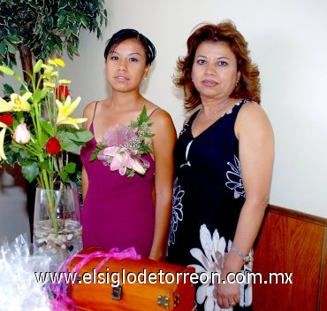 15072007
Cynthia Medina Montoya acompañada de Delia Montoya Cleto, anfitriona de su despedida.