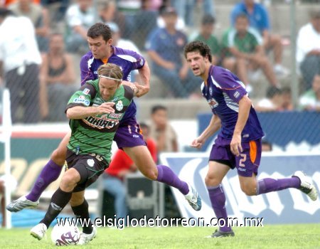 Las emociones arrancaron muy temprano, ya que a los ocho minutos el “Toro” Vuoso encontró el arco rival, pero su anotación fue invalidada por un fuera de juego.