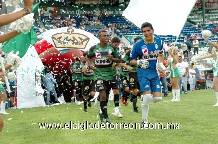 Santos Laguna derrotó 3-1 al Saprissa de Costa Rica en el partido de presentación de los Guerreros ante su afición, la cual apenas ocupó la mitad del Estadio Corona.