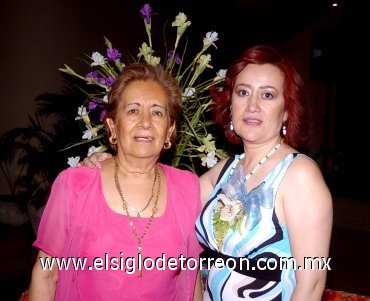 15072007
Gaby García Hernández junto a su mamá, Raquel García, quien le organizó una despedida de soltera.