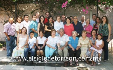 15072007
Carlos y Elisa Ortiz acompañados de sus hijos, hijos políticos, nieto y demás familiares que los festejaron con motivo de sus Bodas de Rubí.