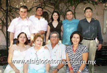 15072007
Don Carlos y doña Elisa con sus hijos Carlos, Alberto, Eduardo y Gabriela, hijos políticos Leonor Guerrero, Alejandra Madrigal de Ortiz y Arturo González.