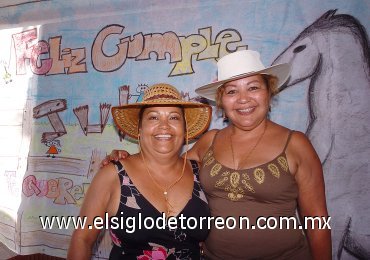 13072007
July Domínguez fue festejada por Victoria Domínguez Pérez, con motivo de su cumpleaños.
