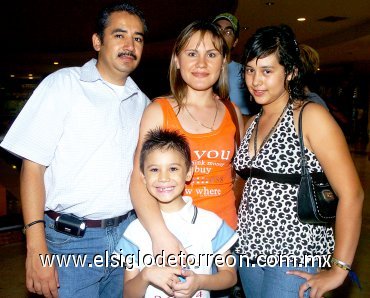 15072007
Jair Santana, Cinthia Sánchez, Karen Santana y Ángel Santana.