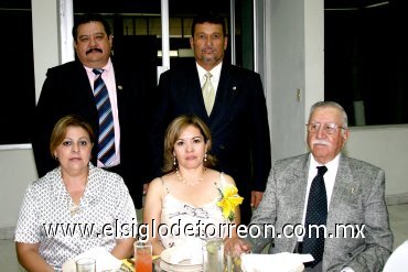 16072007
Mario Vega Díaz de León, María de Lourdes Vega, Gerardo Bañuelos, Verónica Bañuelos y don Salvador Álvarez.
