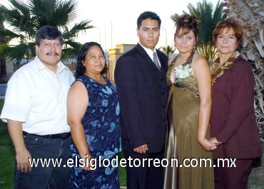 16072007
Luis Arturo Woo Guevara y Michelle Gómez Jurado, acompañados de sus padres en un festejo con motivo de su próxima boda.