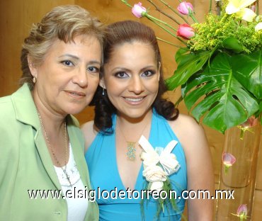 19072007
Adriana Palacios López junto a María de los Ángeles López, anfitriona de su despedida.