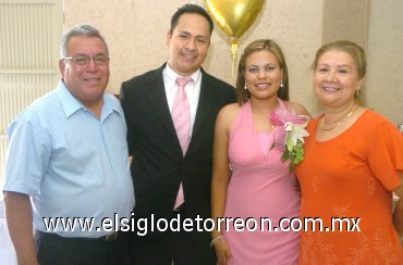19072007
Jesús Osvaldo Rodríguez Pacheco y Martha Elena Arreola Silva, acompañados de Clemente Rodríguez y Ernestina Pacheco, anfitriones de su despedida.
