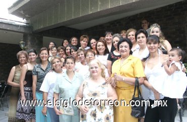 20072007
Karla Núñez, en la compañía de las asistentes a su despedida de soltera.