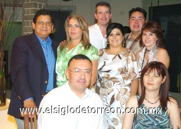 17072007
La festejada junto a su esposo Miguel y sus amigos Jorge y Mary Tere Buendía, Gerardo y Mary Govea, Marcelo e Ileada Torres.