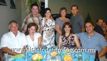 17072007
Pepe y Marcela Villarreal, Nancy y Jorge Hamdan, Ricardo y Martha Ferriño y Miguel Mendoza junto a Ivonne.