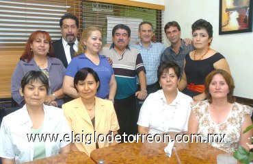 18072007
Miguel, Ricardo, Francisco, Susana, Pilar, Alicia, Carmen, Carmen Wong, Gloria y Verónica, ex alumnos de Odontología acompañados de su padrino de generación JoséLuis