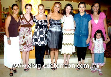 21072007
Elsa María Martínez de Chavarría acompañada de Marytere de la Fuente, Jackie Flores, Ceistina Maturino, Lorena Michel, Gaby Hernández y Rocío Vargas, en si fiesta de canastilla.