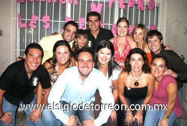24072007
Blanca Sánchez y Pedro Fernández junto a sus amigos Karla Sánchez, Carlos Fernández, Cristina del Río, Mariana López, Ofelia y Fernanda Álvarez, Aracely Holguín, Gustavo Castañeda, Alberto López y Daniel Jiménez.