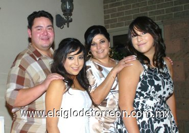 17072007
Ivonne Ramírez de Mendoza acompañada de su esposo, Miguel Mendoza Valdés y sus hijas Michelle y Mariana.