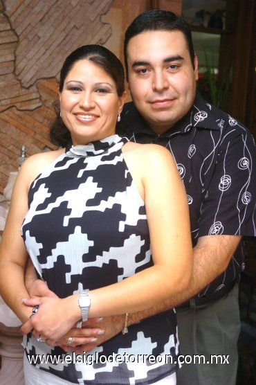 17072007
Yamileth Reyes Silva e Iván Medina Pedroza, en su despedida de solteros.