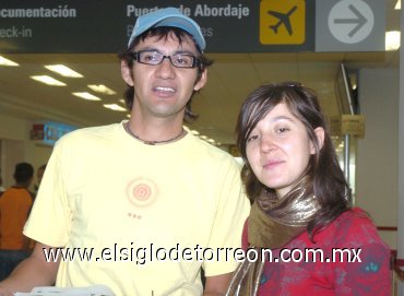 13072007
Paulina Lara llegó del Distrito Federal, la recibió Rodrigo Díaz.