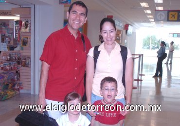 15072007
José Agustín Vega, Diana Palafox, Daniel y Ada Vega viajaron a Mazatlán.