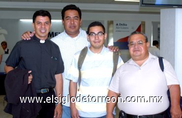 15072007
Los Pbros. Juan Manuel Trasfí, Desiderio Barrientos, Marco Antonio González y José Campos viajaron a Jerusalén.